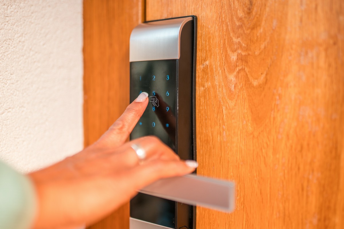 Elektroniczny zamek, który sam rygluje drzwi — kiedy sprawdza się w hotelu i budynku wielorodzinnym